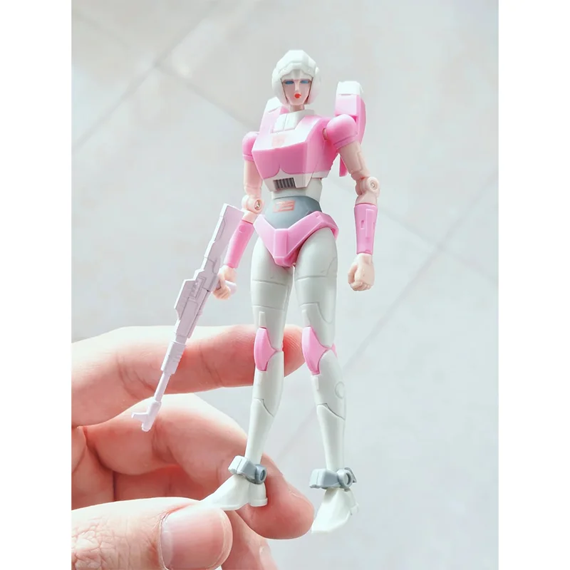 AULDEY AAE First Wave Arcee Transformers-figuur, gemaakt van ABS-materiaal, voorzien van ultratoegbare gewrichten, staat 15 cm hoog
