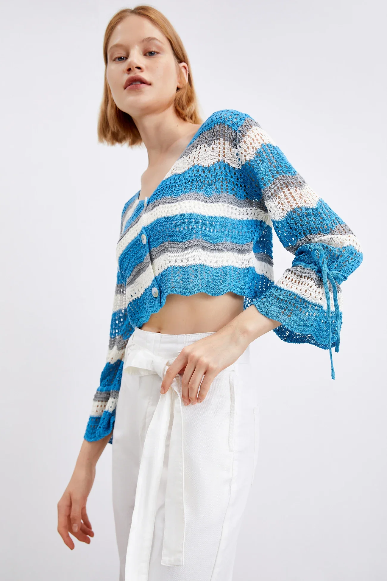 زي أثيري 2025 صيفي نمط جديد للسيدات معطف محبوك رقيق مجوف لطيف ورقيق