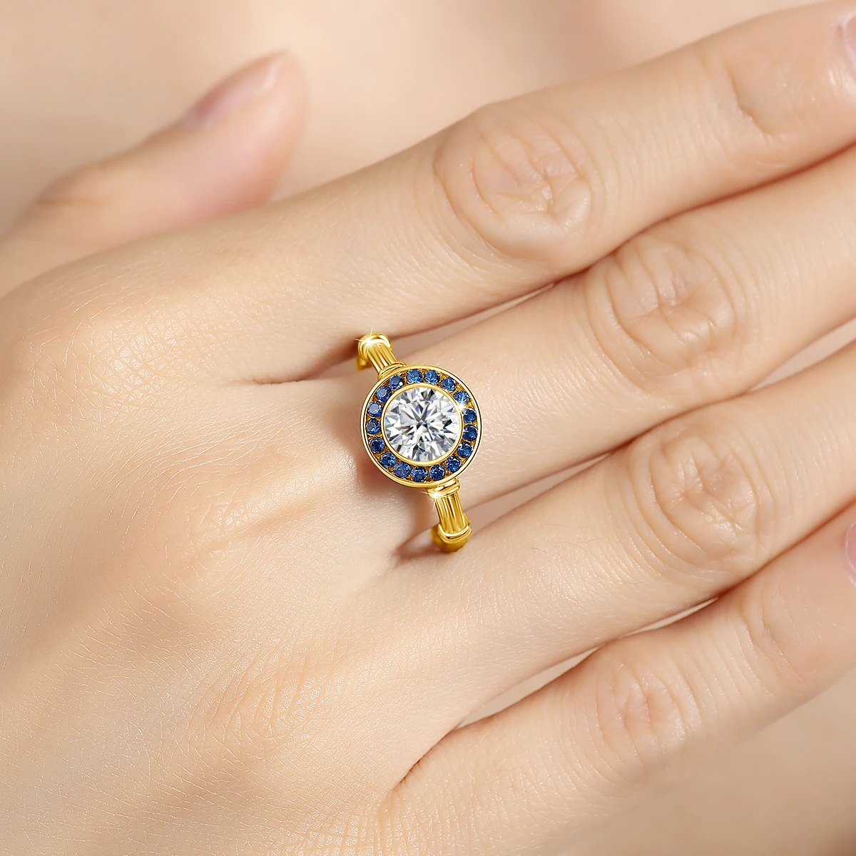 925 Silber Klassische Moissanit-Diamantringe für Damen, Luxuriöse Eingelegte Blaue Korund-Halo-Ringe für Hochzeit und Party – Detail 7