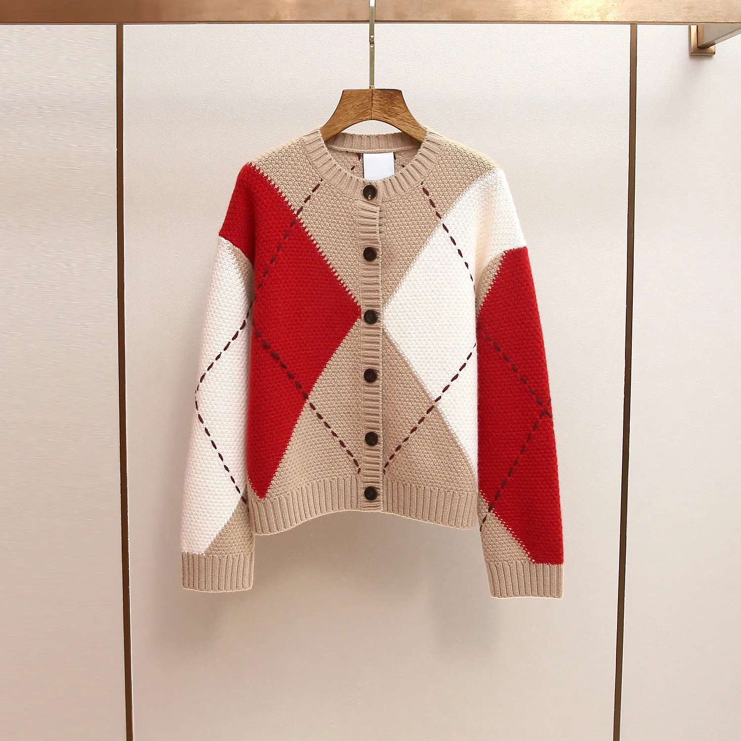 Wysokiej jakości dzianinowy kardigan z okrągłym dekoltem, wzór w romby, styl retro, elegancki, damski, jesienno-zimowy, modny, premium jakość.