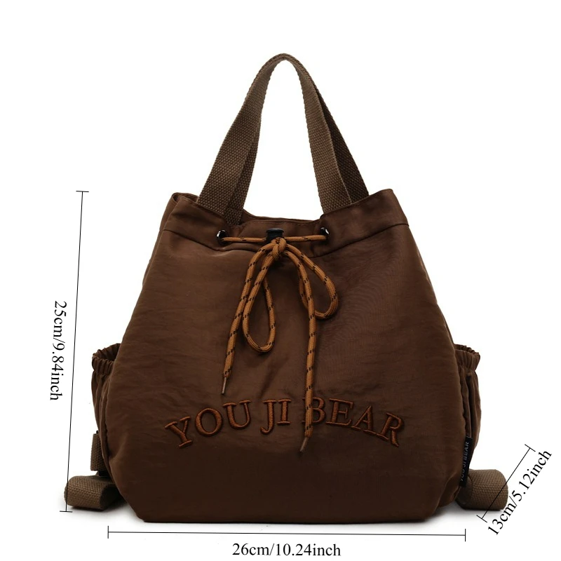 حقيبة ظهر مطرزة على الطراز الكوري 2025 حقيبة مدرب كلاسيكية شتوية جديدة بسيطة موضة مريحة ومتعددة الاستخدامات حقيبة دلو