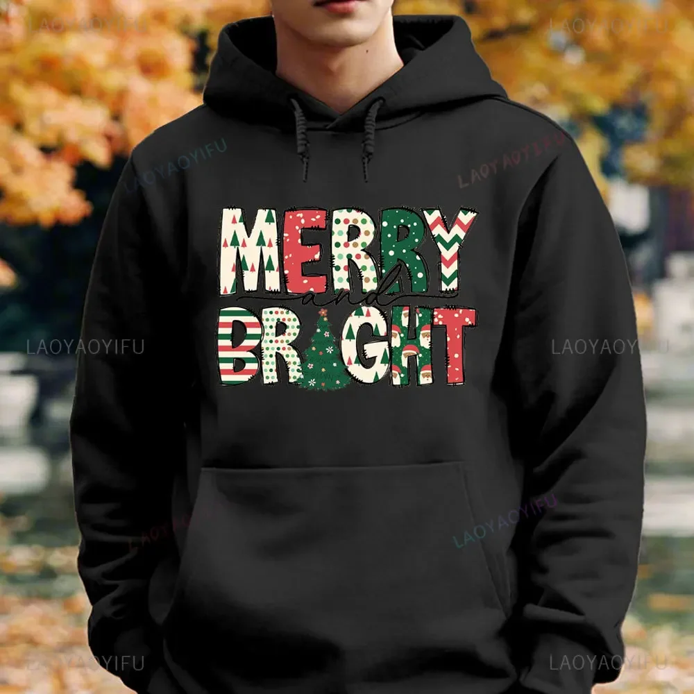 

Свитшот с надписью "Merry and Bright"