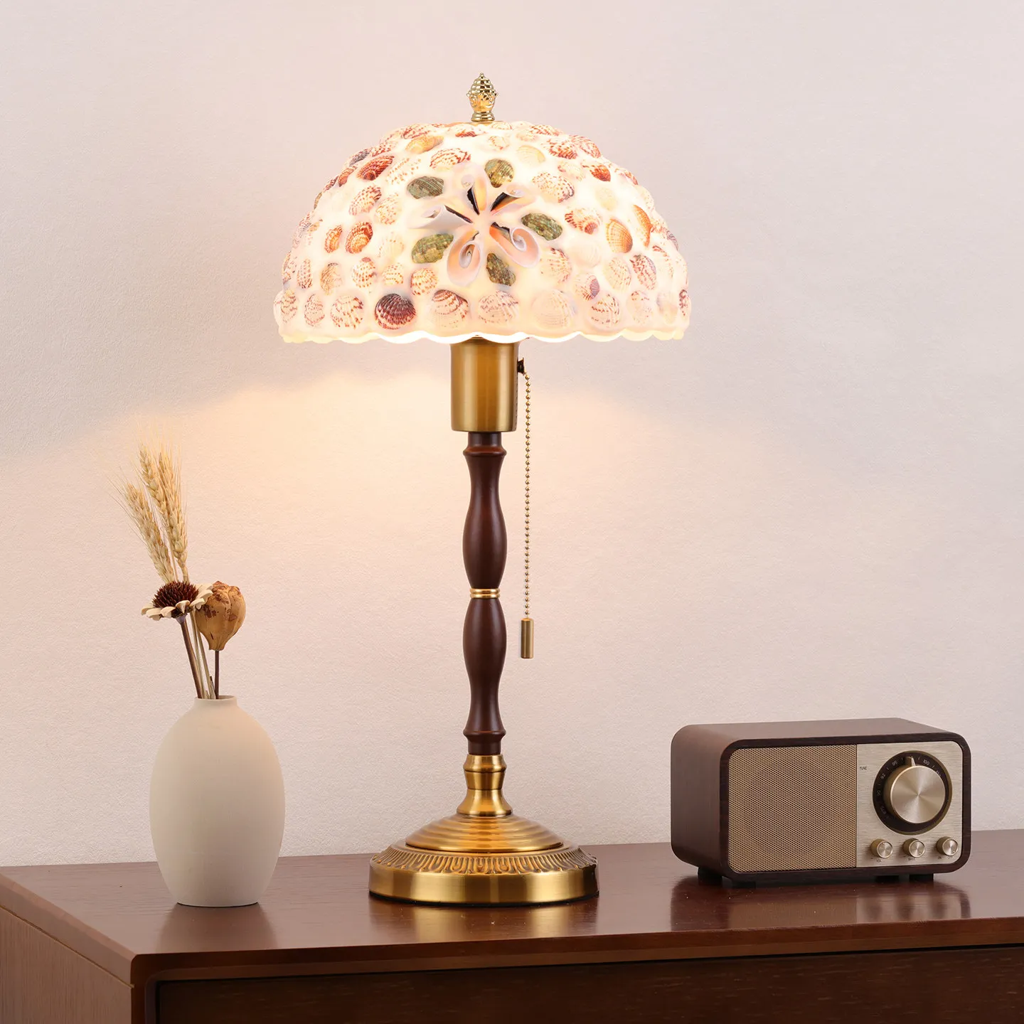 Luminária de Mesa Vintage Americana com Abajur de Vidro em Forma de Concha e Base de Madeira, Lâmpada LED para Quarto, Sala de Estar e Decoração de Casa