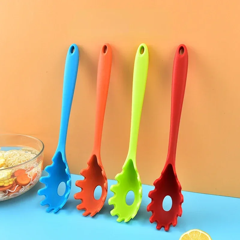 Silicone Pasta Noodle Colander Long Handle Spaghetti Spoon Noodle Scoop Colander Slot Spoon Nylon Drain Strainer Kitchen Gadget