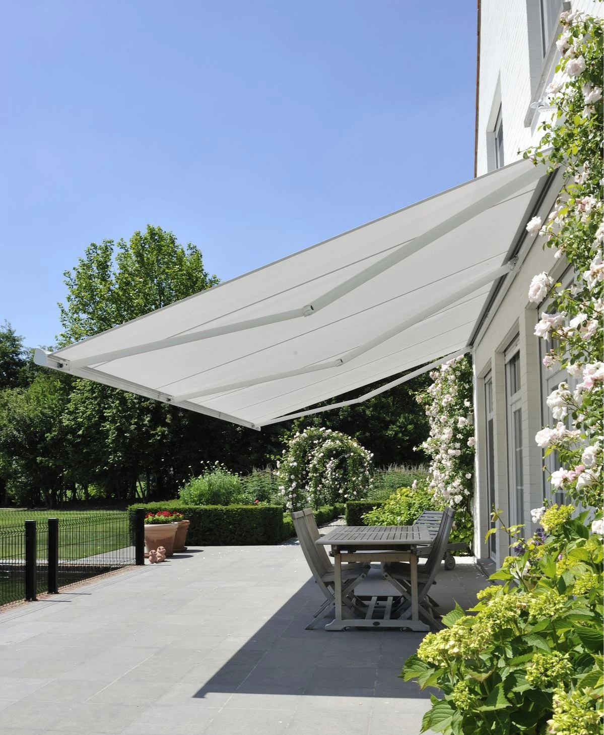 Outdoor Luxury Electric Customized Size Aluminum Awning Patio Awning Supplier Garden Customized Size Retractable Sunshade Awning
