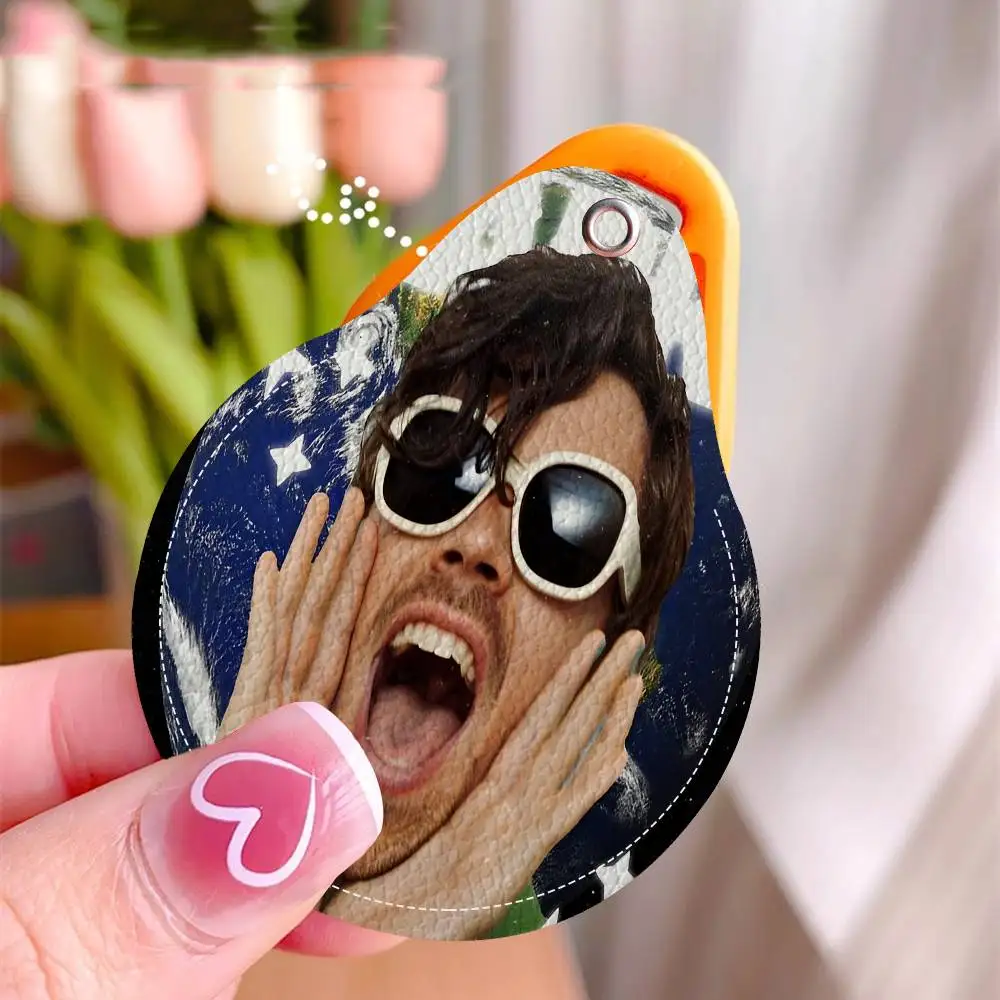 مغني البوب الشهير H-Harris_Styles سلاسل المفاتيح المستديرة للنساء بولي Leather الجلود الفراغات حلقات المفاتيح مثالية لهدايا العيد ومفضلات الحفلات #4