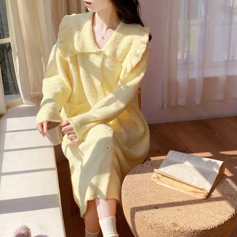 

Новая популярная женская ночная рубашка из кораллового флиса, домашняя одежда, повседневный простой кардиган, весенне-зимняя свободная ночная рубашка средней длины с длинным рукавом