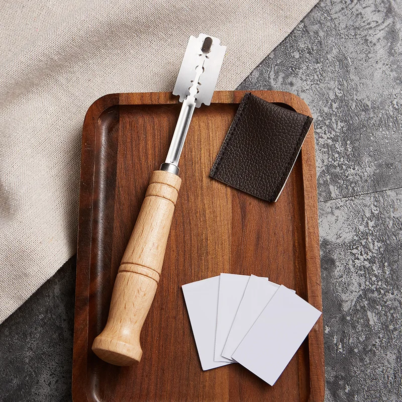 

The Wooden Handle Of The High-Quality Curved Bread Cutter Comes With 5 Blades And Is Equipped With A Leather Protective Cover.