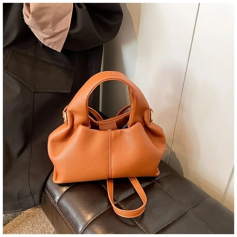 Mini-Halbmond-Umhängetasche, kompakt & stilvoll mit Wildleder-Finish und Bärenmotiv, kleine Kapazität für alltägliche Freizeitaktivitäten & Arbeit – Detail 14