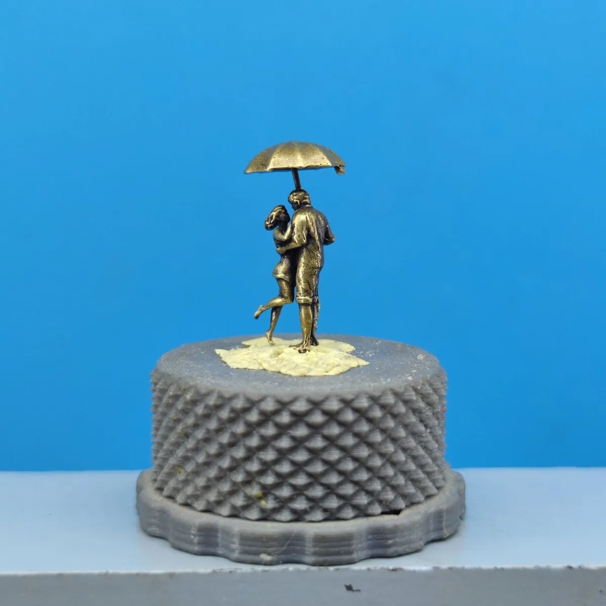Brass Couple Holding Umbrella Miniature Figure Character DIY Diorama Sand Table Railway Layout Decor Micro Landscape Ornament