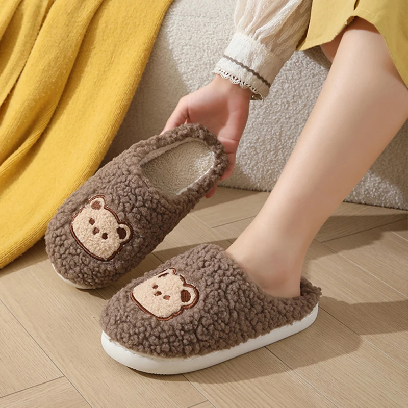 

Хлопковые домашние тапочки с рисунком медведя, женские зимние теплые короткие плюшевые шлепанцы 2025 года, нескользящие тапочки для спальни с толстой подошвой