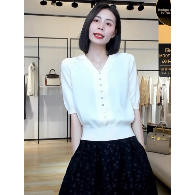 詩的なリンドブランドのアイスシルクニットトップ、パールボタン、Vネック、バブルスリーブ、ピュアカラー、通勤、韓国風、レギュラー...