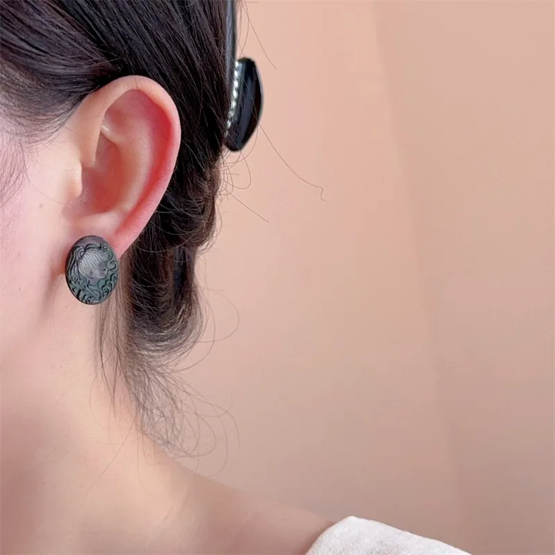 Minar Unique Design Black Color Natural Shell Queen Portrait Oval Coin Medallion Dangle Earrings for Women Wholesale Jewelry