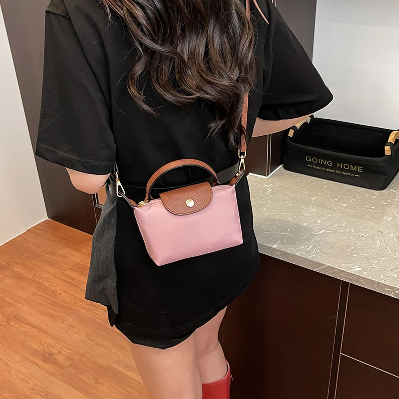 

Elegant Leather Messenger Bag for Women, Stylish Shoulder Bag with Famous Designer Classic Popular Appeal