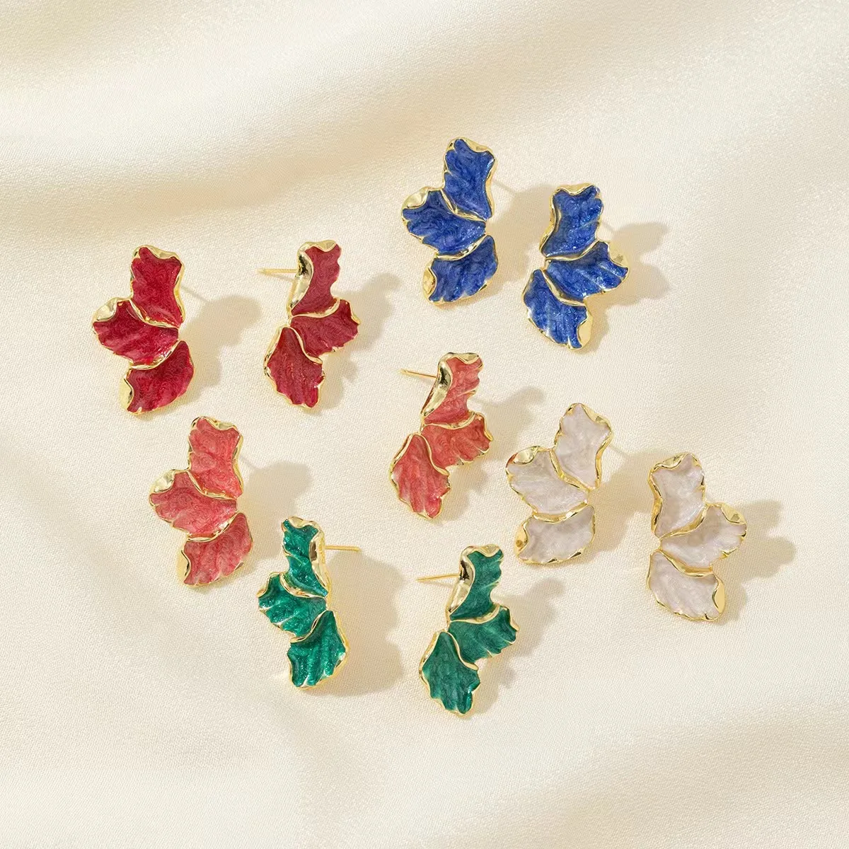 

2025 New European and American design, versatile maple leaf flower earrings, fashionable color petal oil drop earrings