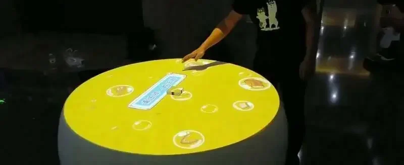 2025 Tavolo rotondo ad alta precisione con tocco a dito, proiezione interattiva da parete per esposizioni e ristoranti