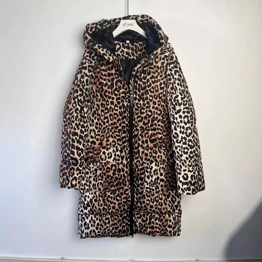 سترة نسائية طويلة مبطنة بالقطن بطبعة جلد الفهد على الطراز الأوروبي الأمريكي تصميم شتوي مناسب تمامًا