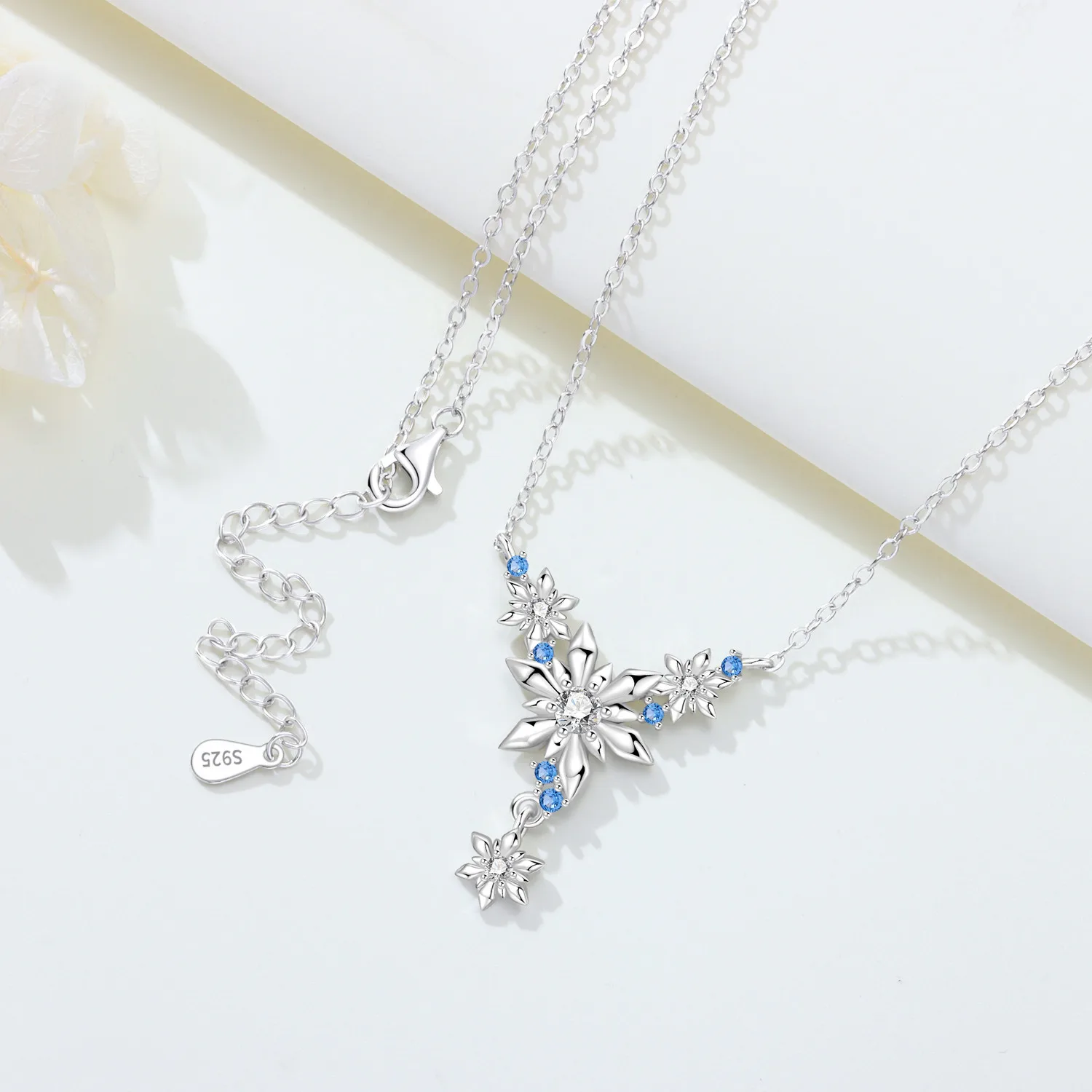 925 Sterling Silber Weihnachtsanhänger Halskette, Stechpalmenblatt-Schneeflocken-Charm-Halskette, Festlicher Weihnachtsschmuck, Geschenk für die Feiertage – Detail 2