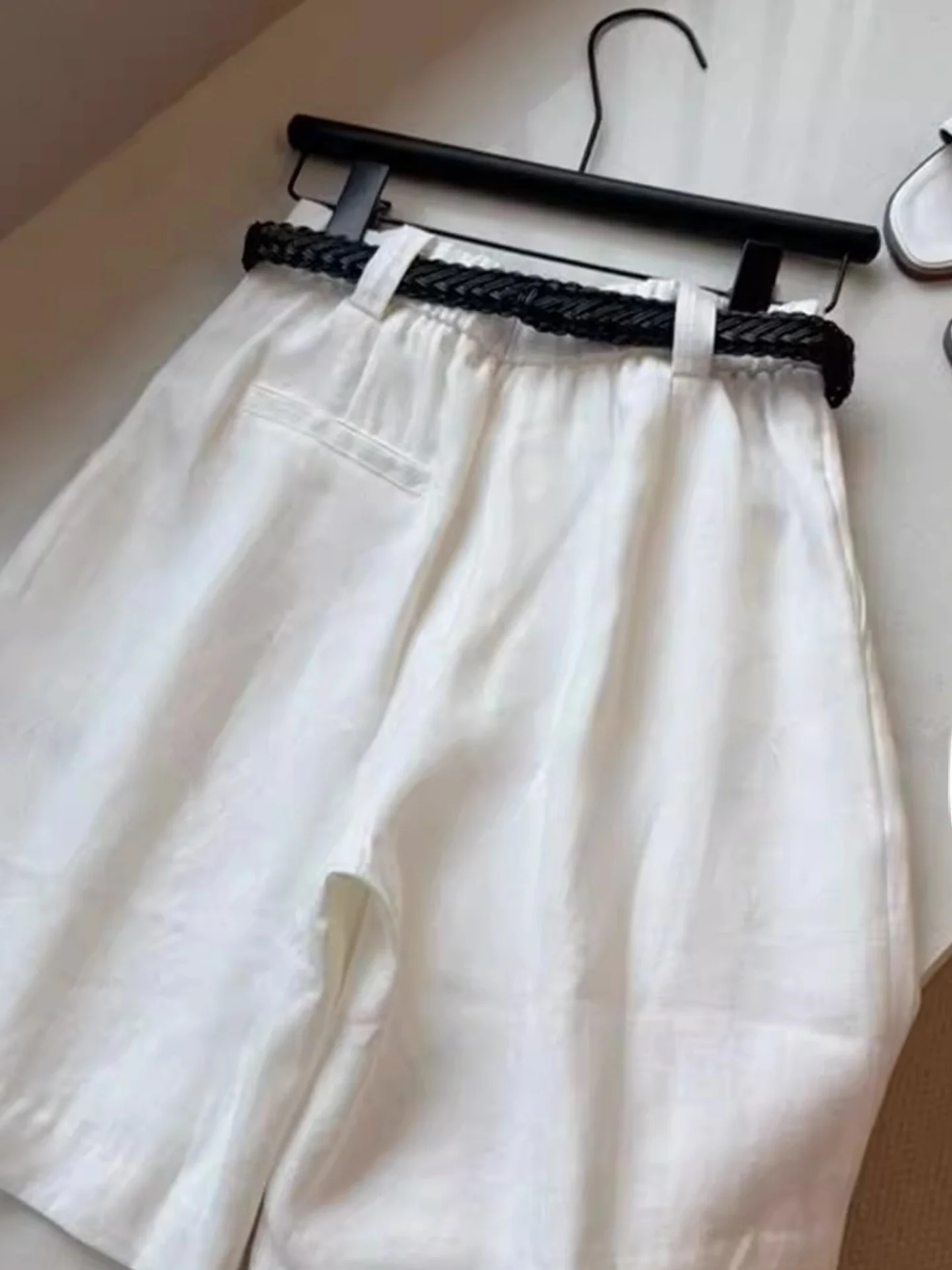 سروال قصير أنيق بلون واحد بسيط متعدد الاستخدامات للتنقل اليومي في الصيف، يمنح مظهراً نحيفاً وشخصية مميزة