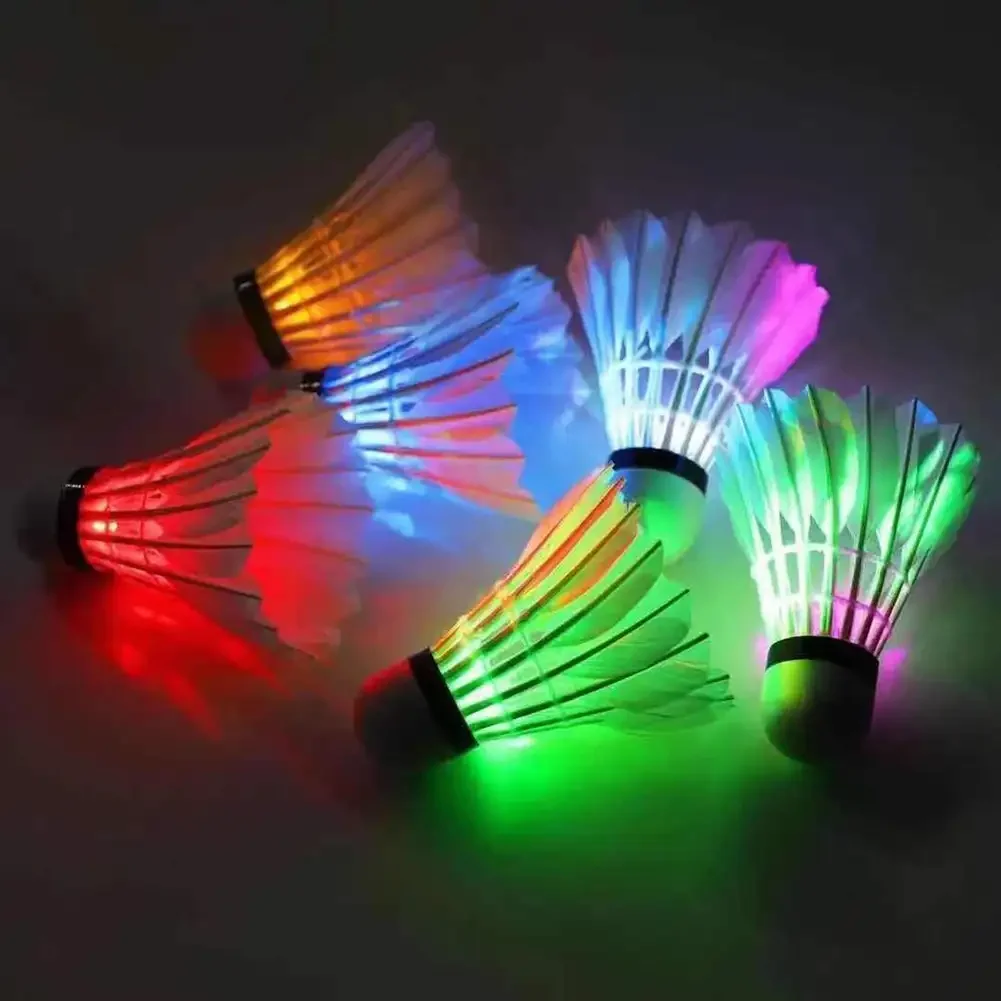 4 Stück Beleuchtung Badminton dunkle Nacht bunte LED Beleuchtung Sport Badminton Lichtfleck Shuttle Hahn Zubehör Federball