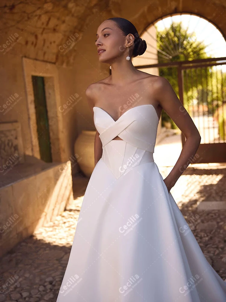 Abiti da sposa semplici Una linea Abiti da sposa in raso Abiti senza spalline senza schienale per la festa formale Abiti da sposa personalizzati 2025