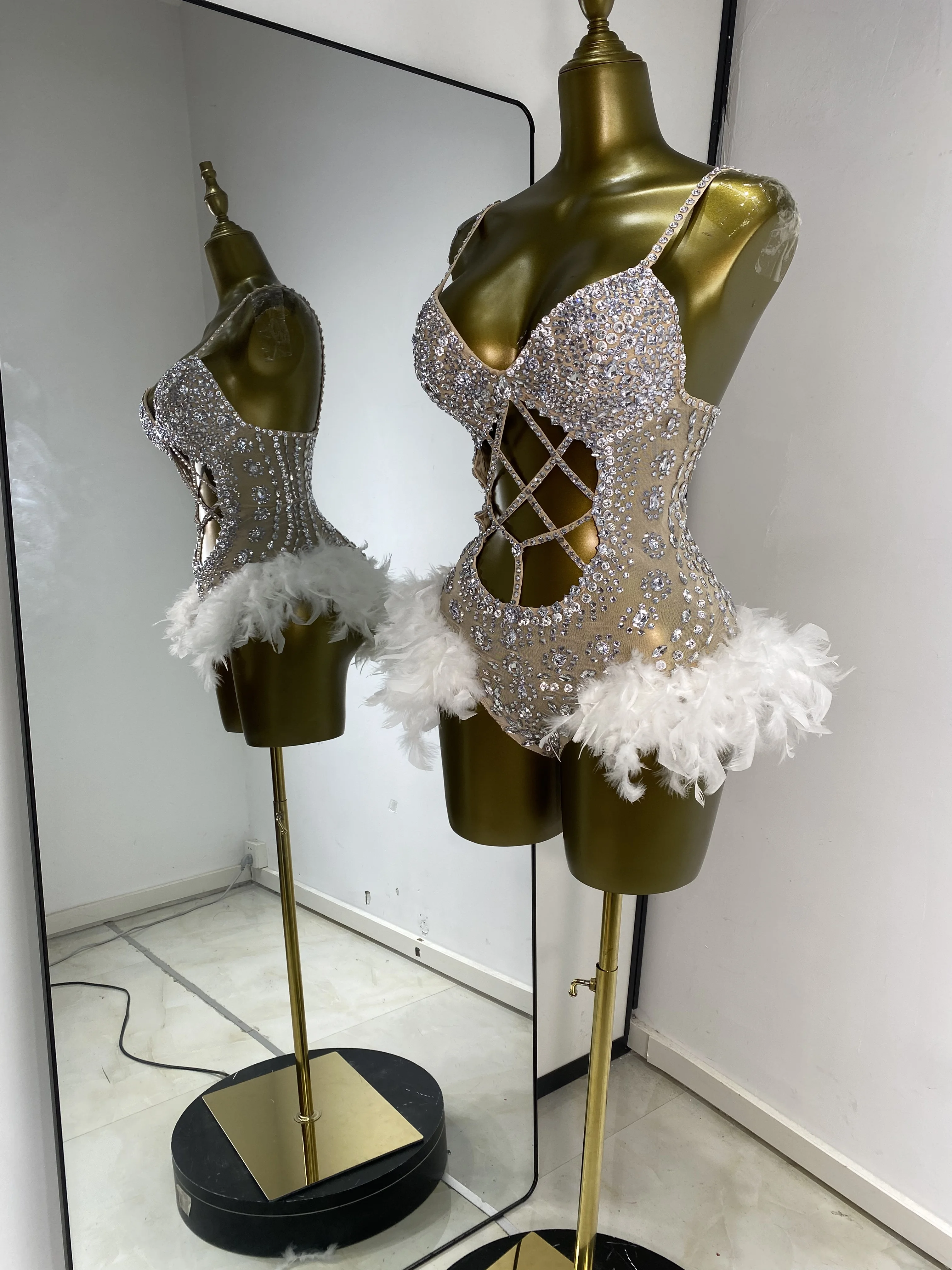 Damskie stroje do gimnastyki artystycznej, body na ramiączkach spaghetti, zdobione cyrkoniami, z wycięciami, z piórami, strój sportowy do tańca, kostiumy na wieczorne wyjścia do klubu, na nocne bary.