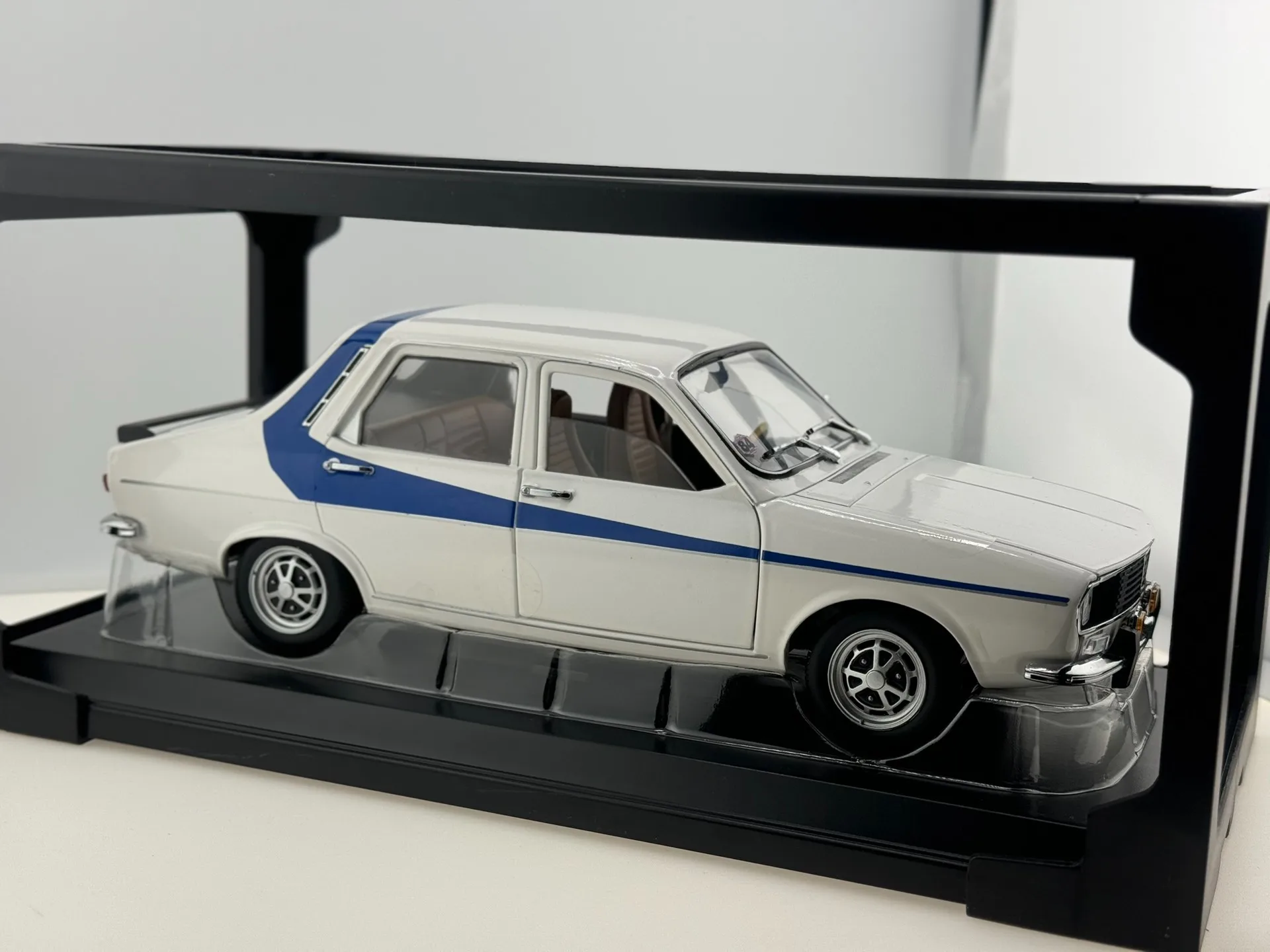 عيوب دييكاست نوريف 1/18 مقياس رينو 12 سبيكة سيارة نموذج تحصيل لعبة هدية تذكارية عرض حلية