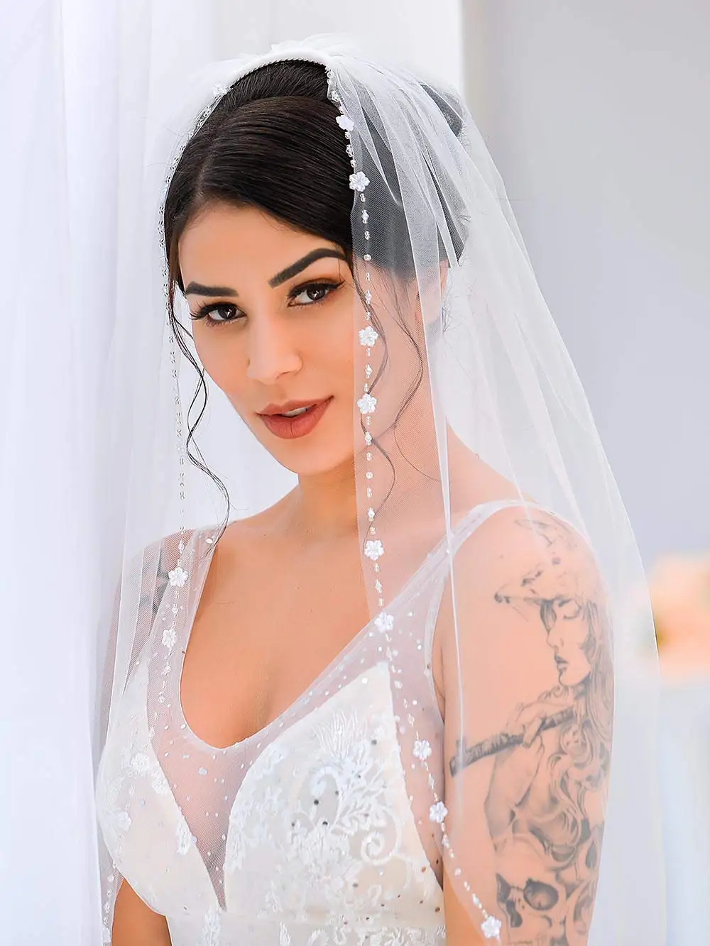 Wedding Bridal Veil with Comb Flower Edge Tulle Veil for Brides 1 Tier Fingertip Length Voile Mariage