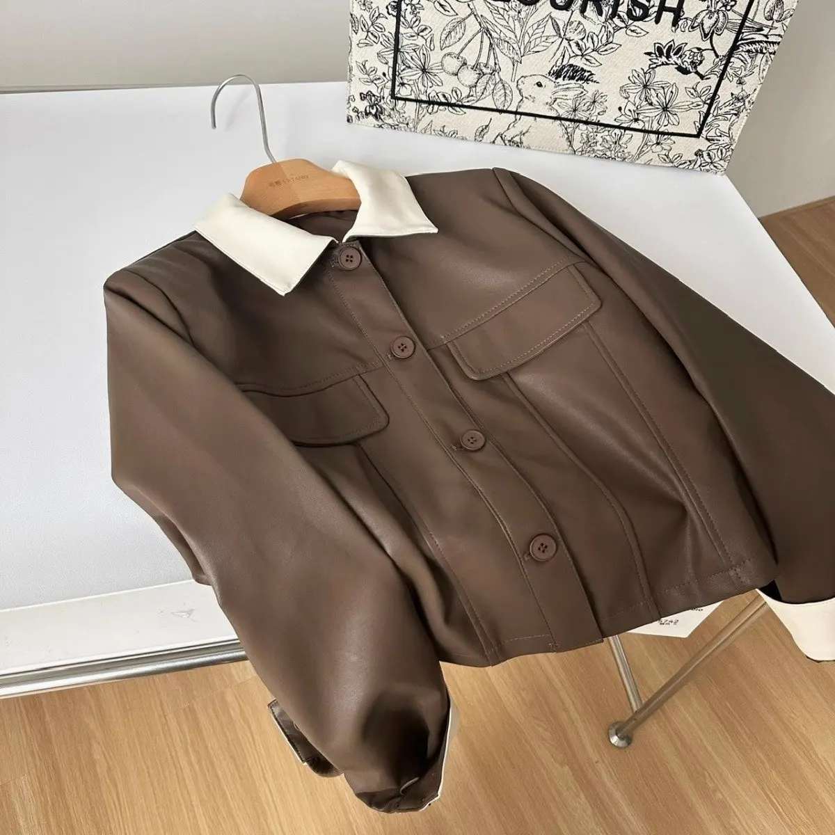 ファッションカラーコントラスト女性ショート Pu レザージャケット春秋ターンダウン襟シングルブレストコート女性のシックなアウター