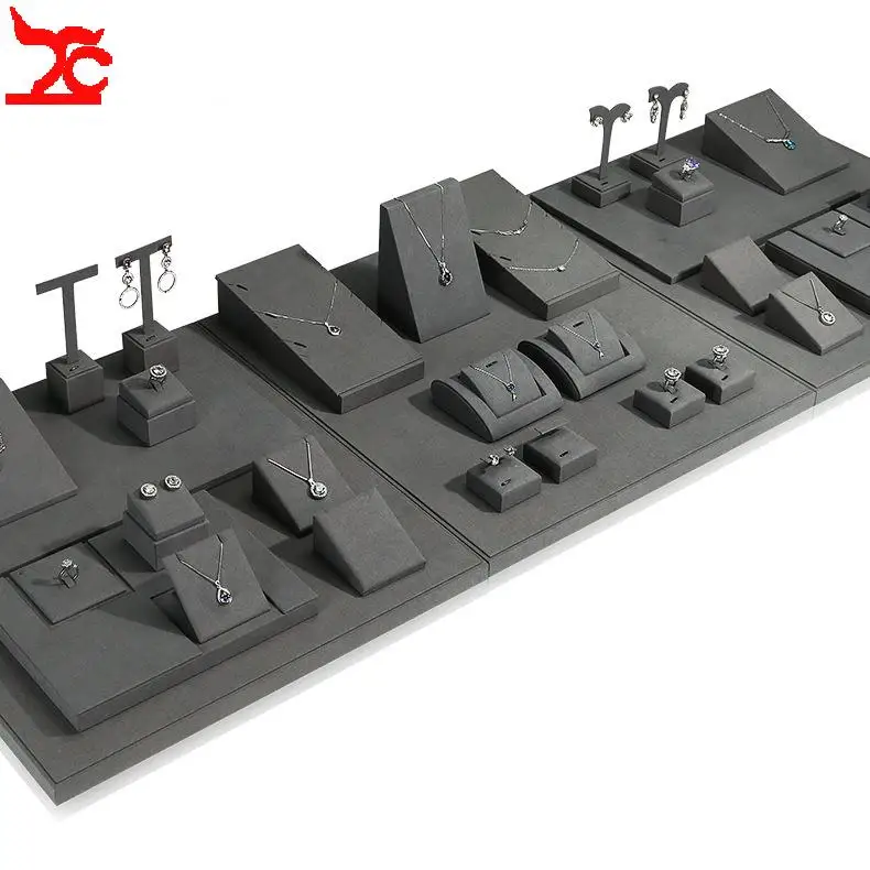 

Серые подставки из микрофибры для демонстрации ювелирных изделий: колец, кулонов, ожерелий. Высококачественные витринные реквизиты для демонстрации украшений на прилавке.