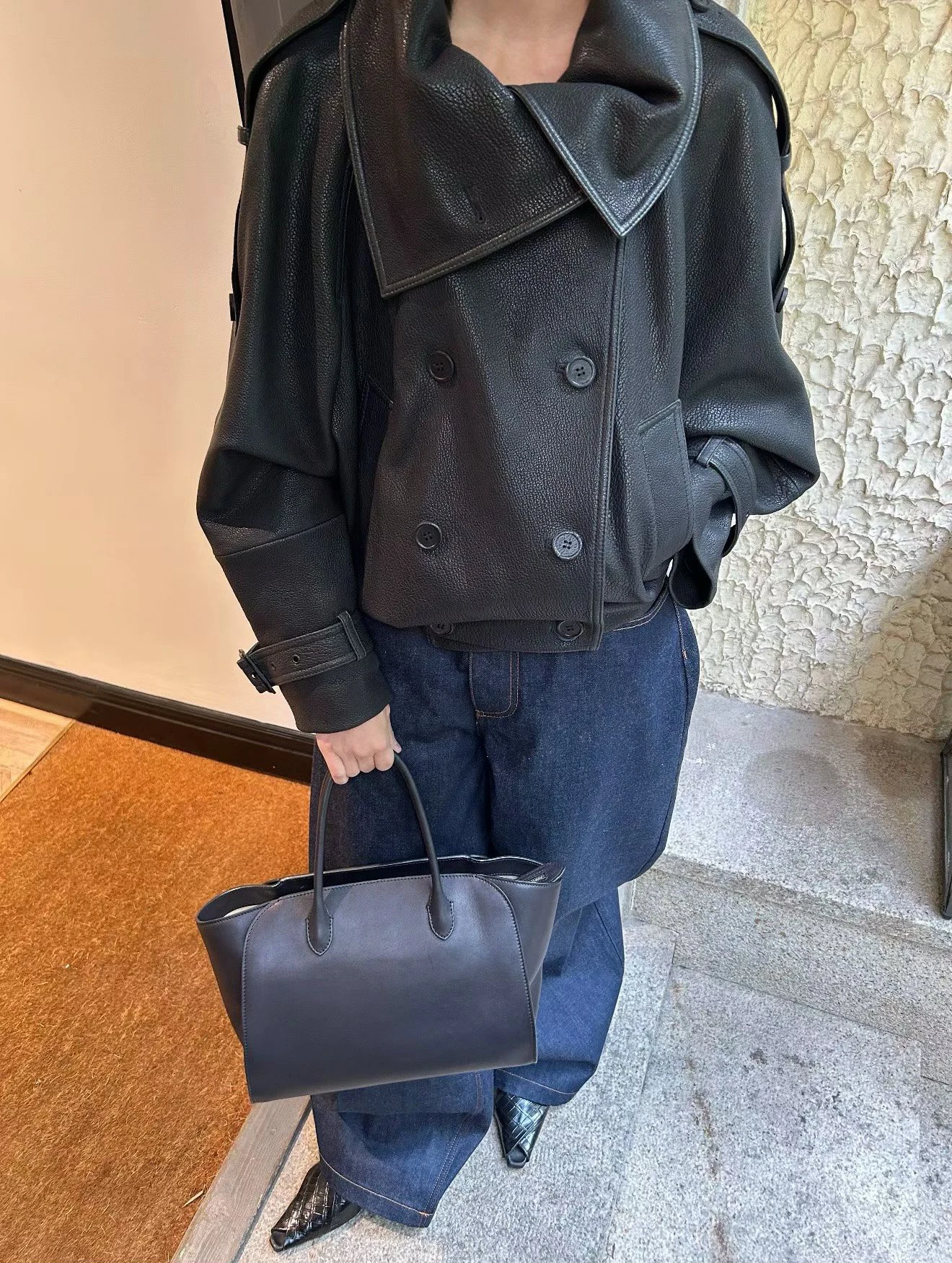 معطف جلد صناعي أنيق للخريف والشتاء، تصميم جديد بأزرار مزدوجة وياقة كبيرة، مع حزام من الجلد الصناعي