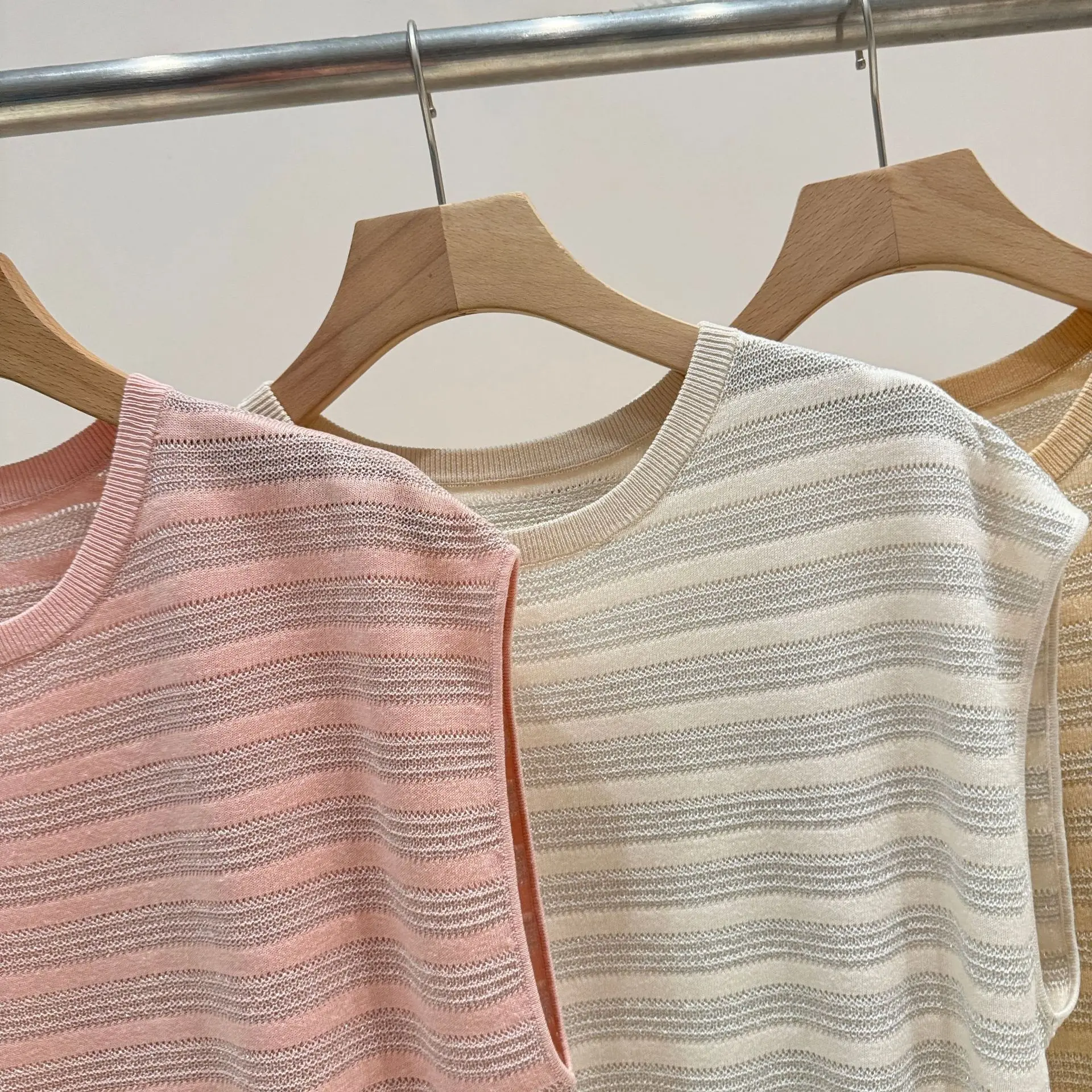 

Льняной вязаный жилет без рукавов для женщин, новый весенне-летний стиль, тонкий полосатый топ с круглым вырезом и пайетками.
