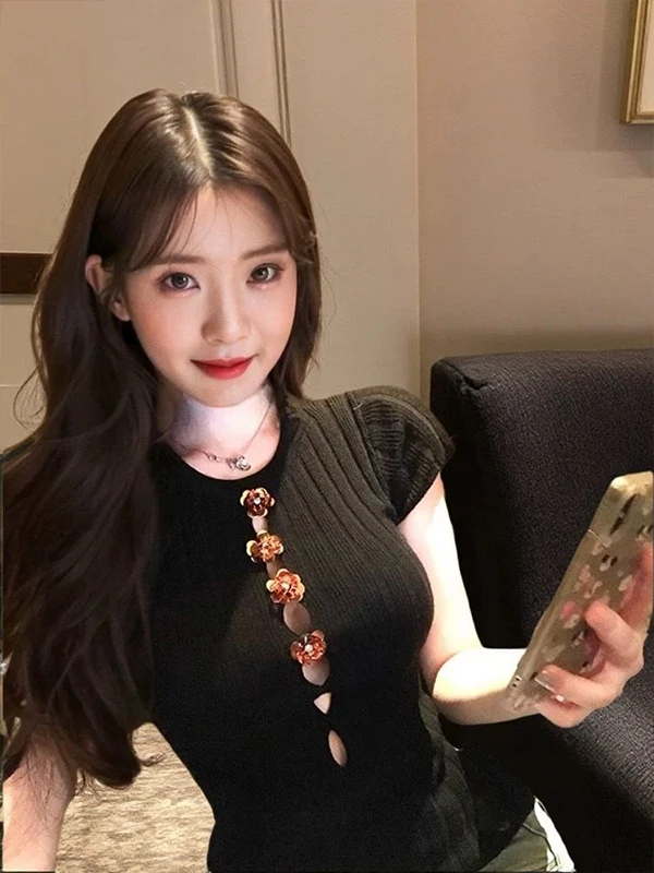 

Gold Embossed Flower Hollow out Knitted Top Women's Fashion Slim Fit Short Sleeve round Neck Pullover Korean Style Summer Shirt