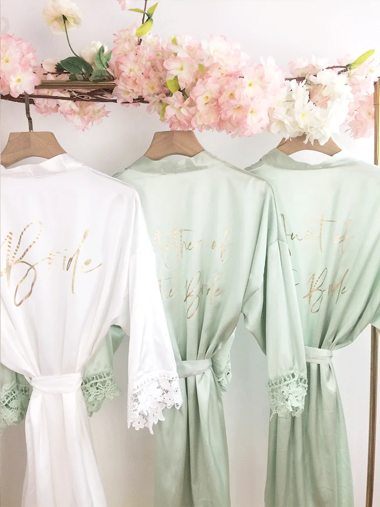 Batas de noche de boda para novia, Kimono sedoso con hermoso detalle de encaje y el dobladillo en los puños, albornoz con estampado dorado para