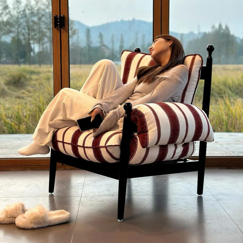 Lässiger Retro-Stuhl mit Rückenlehne