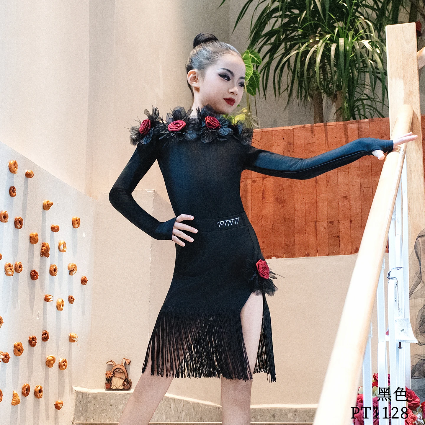 2025 Costumi di performance di danza latina per bambini Gonne nere a maniche lunghe con nappe Abito da pratica Chacha Rumba Abito latino XH3820