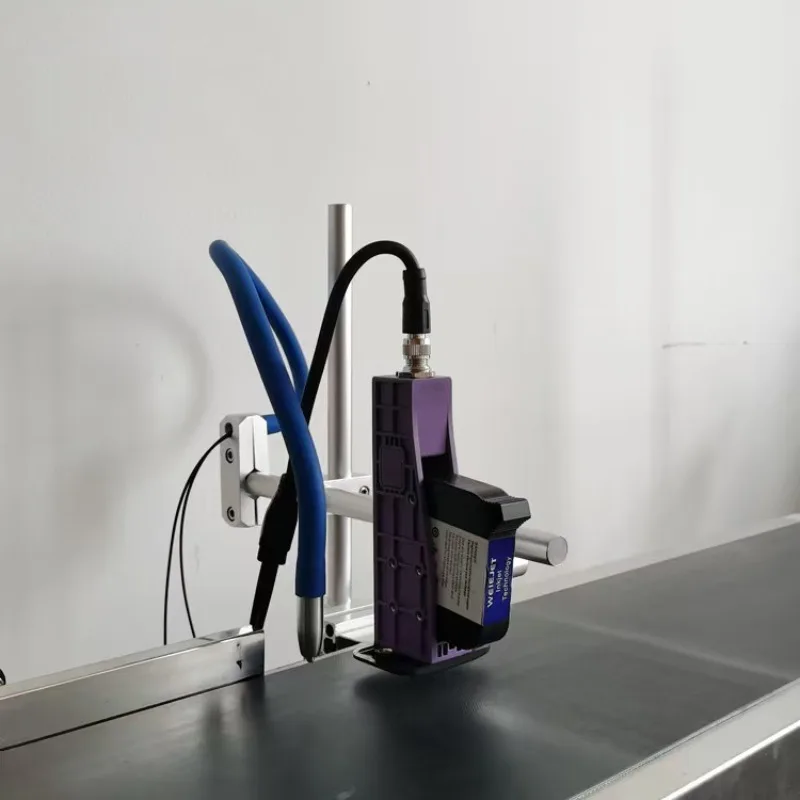 خط التجميع آلة الترميز النافثة للحبر الأوتوماتيكية عبر الإنترنت رمز الاستجابة السريعة الباركود البلاستيك الصلب