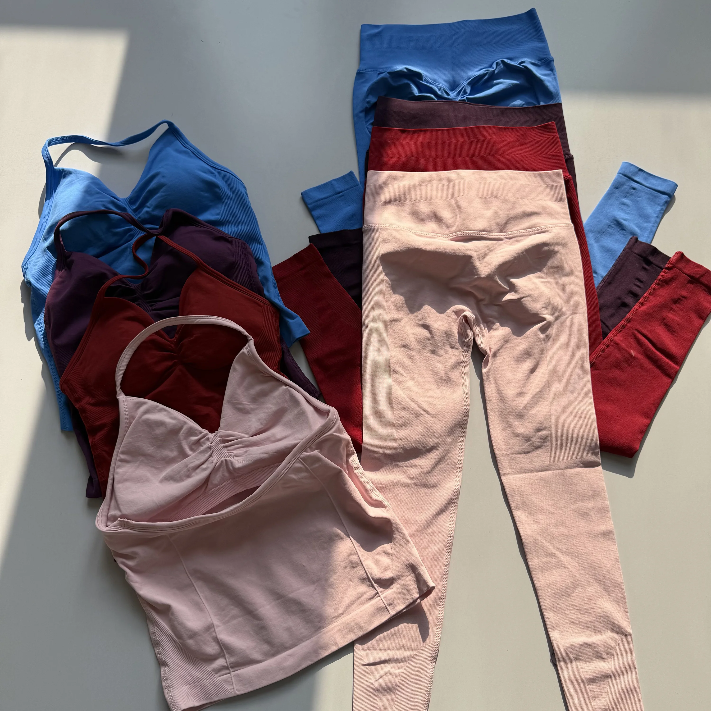 Conjunto de fitness con espalda bonita y cuello halter para mujer: almohadilla de sujetador de una pieza con pantalones de levantamiento de glúteos de cintura alta, ropa de yoga y entrenamiento