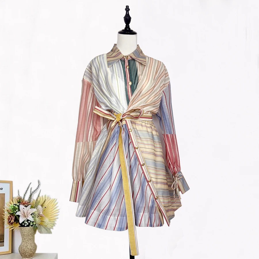 

Элегантное приталенное платье на заказ с цветными полосками, поясом, средней талией, юбкой А-силуэта, длинными рукавами и застежкой на пуговицы Ci Walk