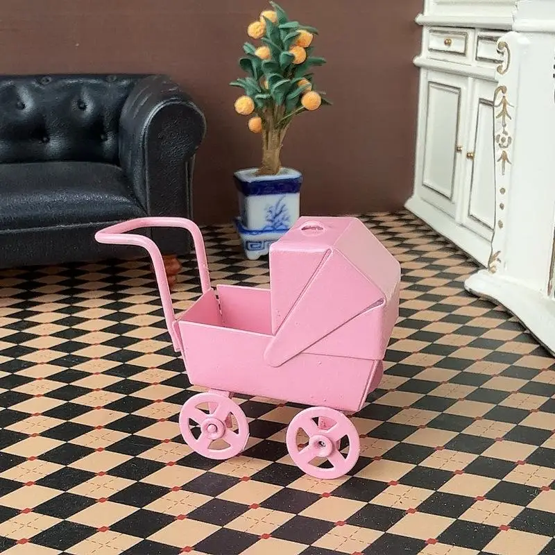 1:12 ตุ๊กตาจิ๋วรถเข็นเด็กสีชมพูแบบจำลองเฟอร์นิเจอร์อุปกรณ์เสริมสำหรับตกแต่งบ้านตุ๊กตาเด็กแกล้งทำเป็นเล่นของเล่นของขวัญ