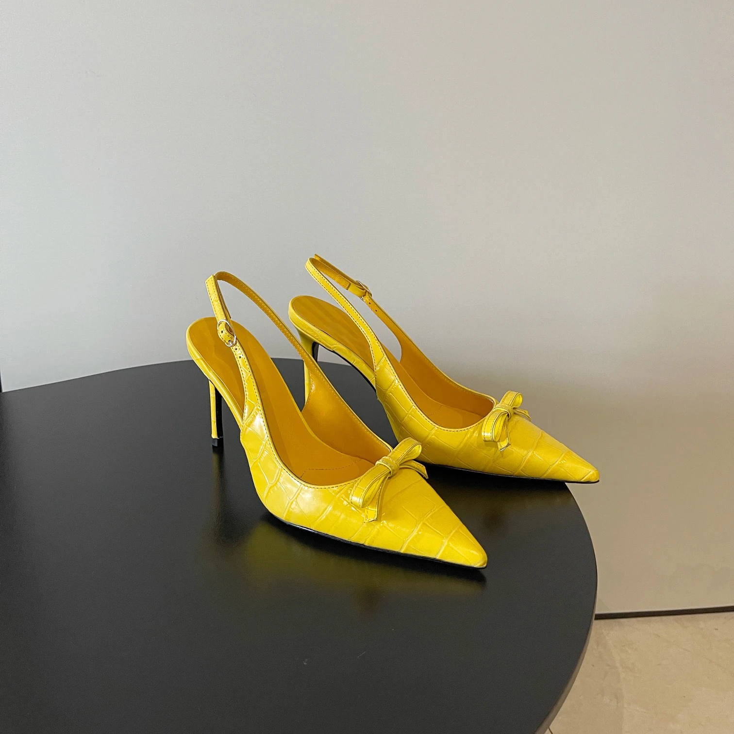 

Женские сексуальные босоножки на шпильке с открытой пяткой, украшенные бантом, с острым носком, на высоком каблуке, с ремешком на щиколотке, модные туфли для вечеринок