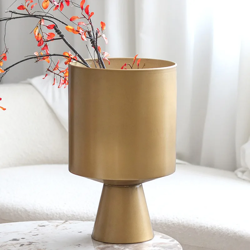 

Винтажная простая большая металлическая ваза, креативная цветочная композиция, посуда для цветов, модель дома, украшения для комнаты, украшения для проживания в семье отеля