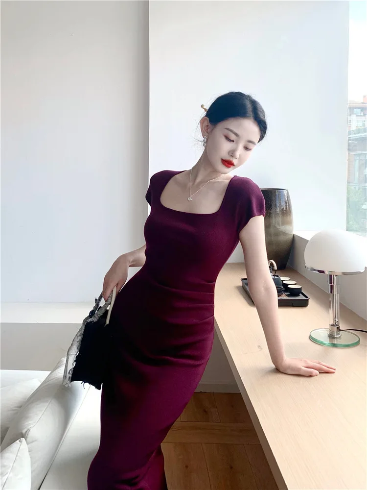 Elegancka sukienka maxi z jedwabiu lodowego w stylu mature, z kwadratowym dekoltem, odkrytymi ramionami, marszczeniami podkreślającymi talię, ukrywająca brzuch, z rozcięciem.