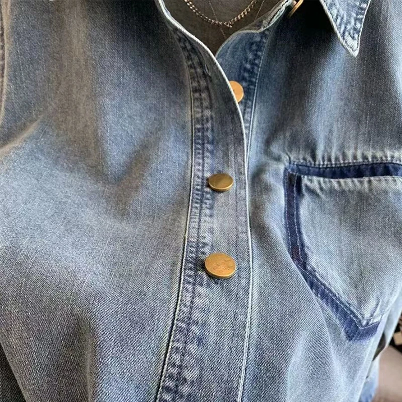 เสื้อแจ็คเก็ตยีนส์ผู้หญิงแบบต่อผ้า รุ่นใหม่ ฤดูใบไม้ผลิ-ฤดูใบไม้ร่วง ปี 2026 สไตล์ลำลอง ทรงหลวม กระดุมแถวเดียว สีน้ำเงิน แฟชั่นอเนกประสงค์ มีกระเป๋า ปกเสื้อแบบปกเชิ้ต