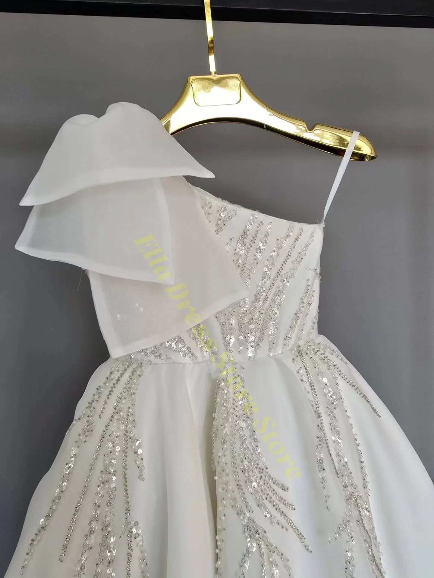 Maßgeschneidertes Weißes Blumenmädchenkleid für Hochzeit Schleife Glitzer Ärmellos Bodenlang Geburtstag Erstkommunion Kleid Großhandel – Detail 3