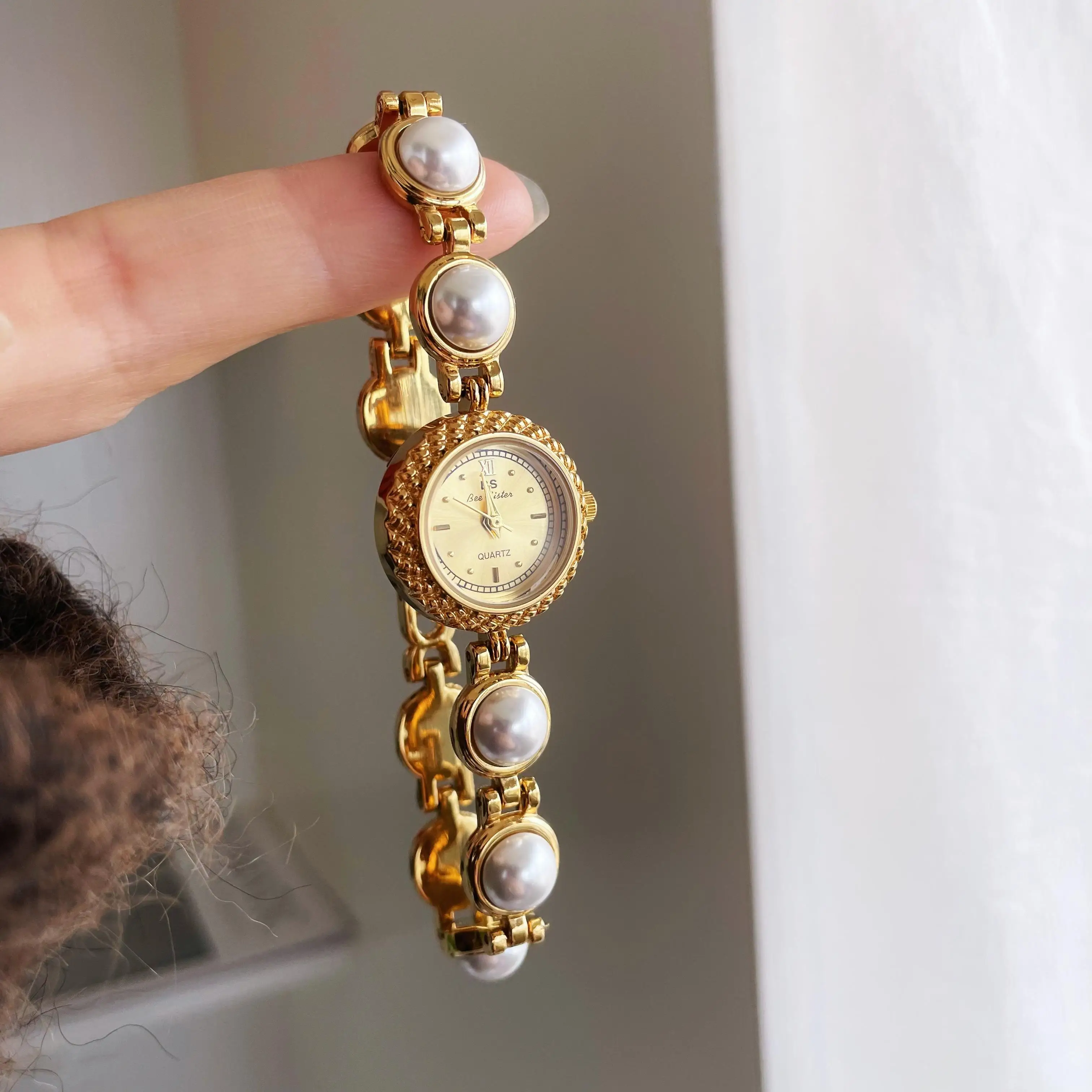 Retro-style, elegant, pearl bracelet watch for women; fashionable women's watch; birthday gift; watch accessory; women's gift.