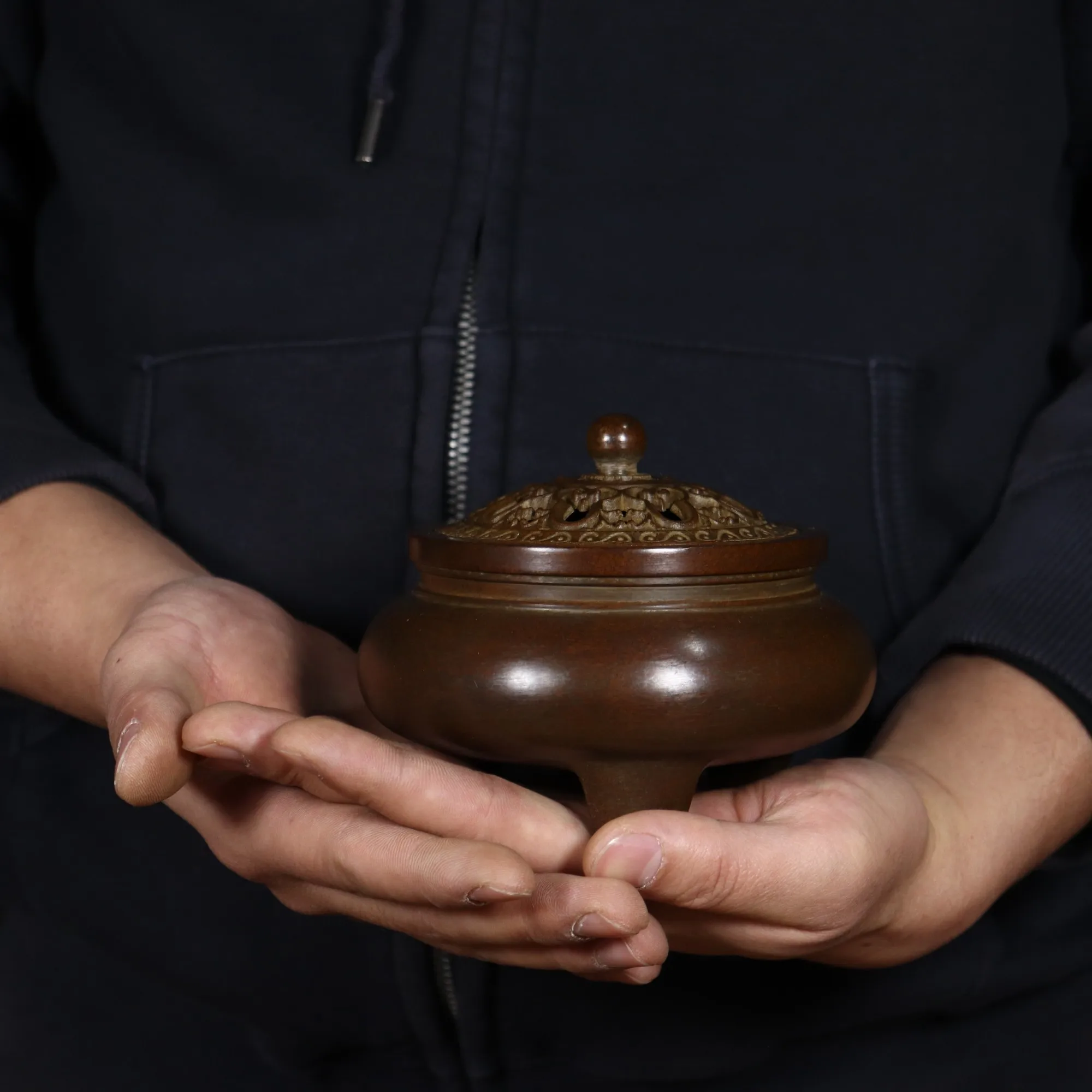 

Элегантная курильница на штативе в античном стиле — изысканное мастерство, изысканная деталь для домашнего декора