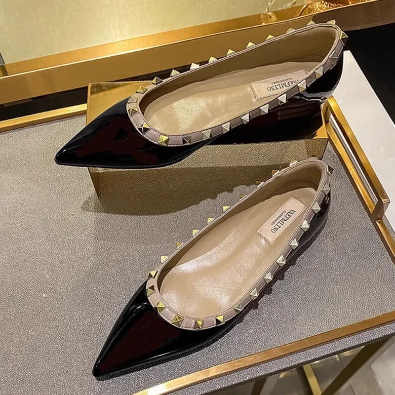 女性用の先のとがったつま先のパンプス,パテントレザーの薄い靴,仕事,結婚式,オフィス,フラットファッション用