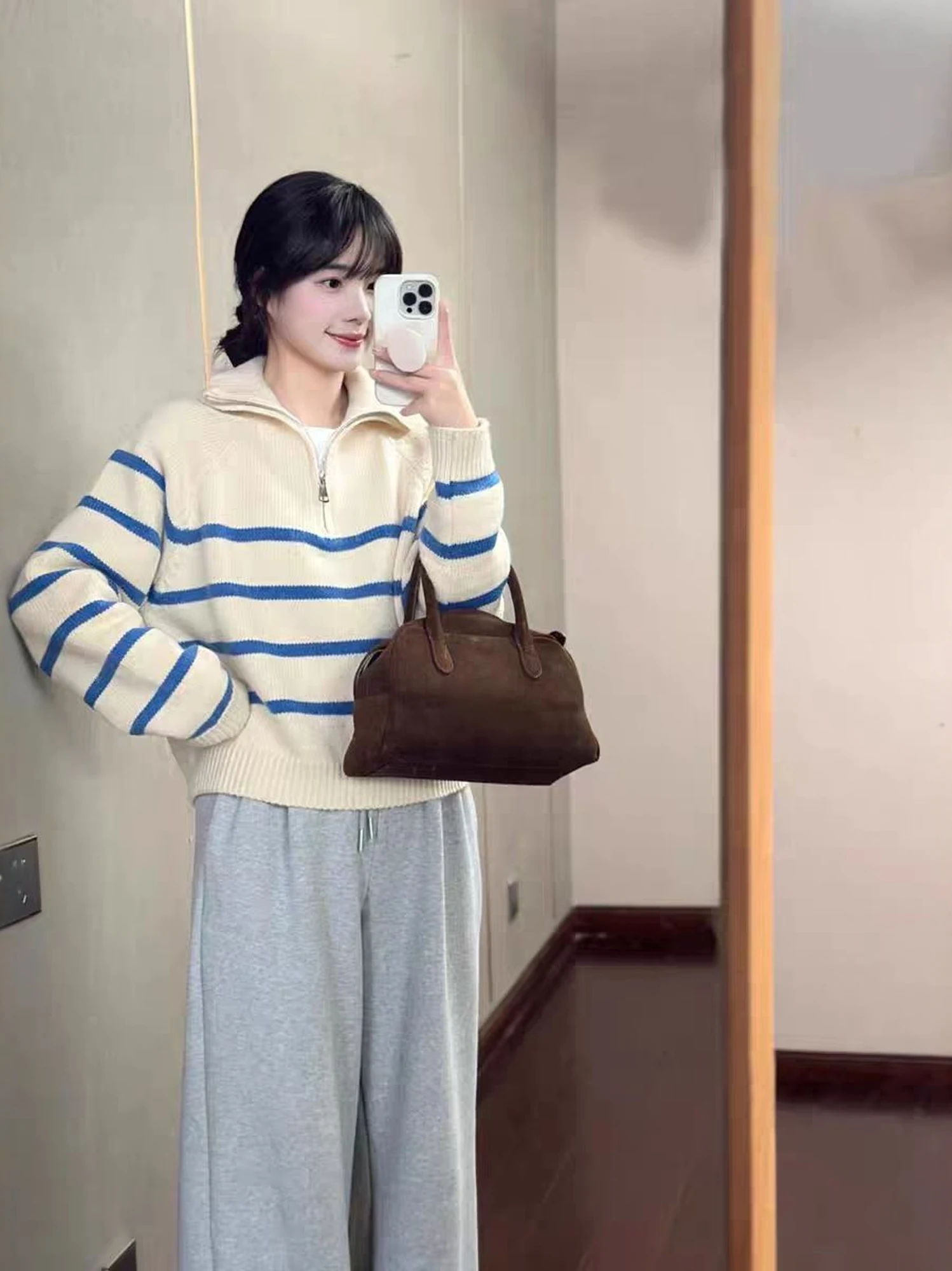 سترة نسائية بيضاء مخططة من قماش الراكون المخملي بياقة بولو محبوكة مع سحاب نصفي للخريف والشتاء دافئة مع بطانة من الصوف