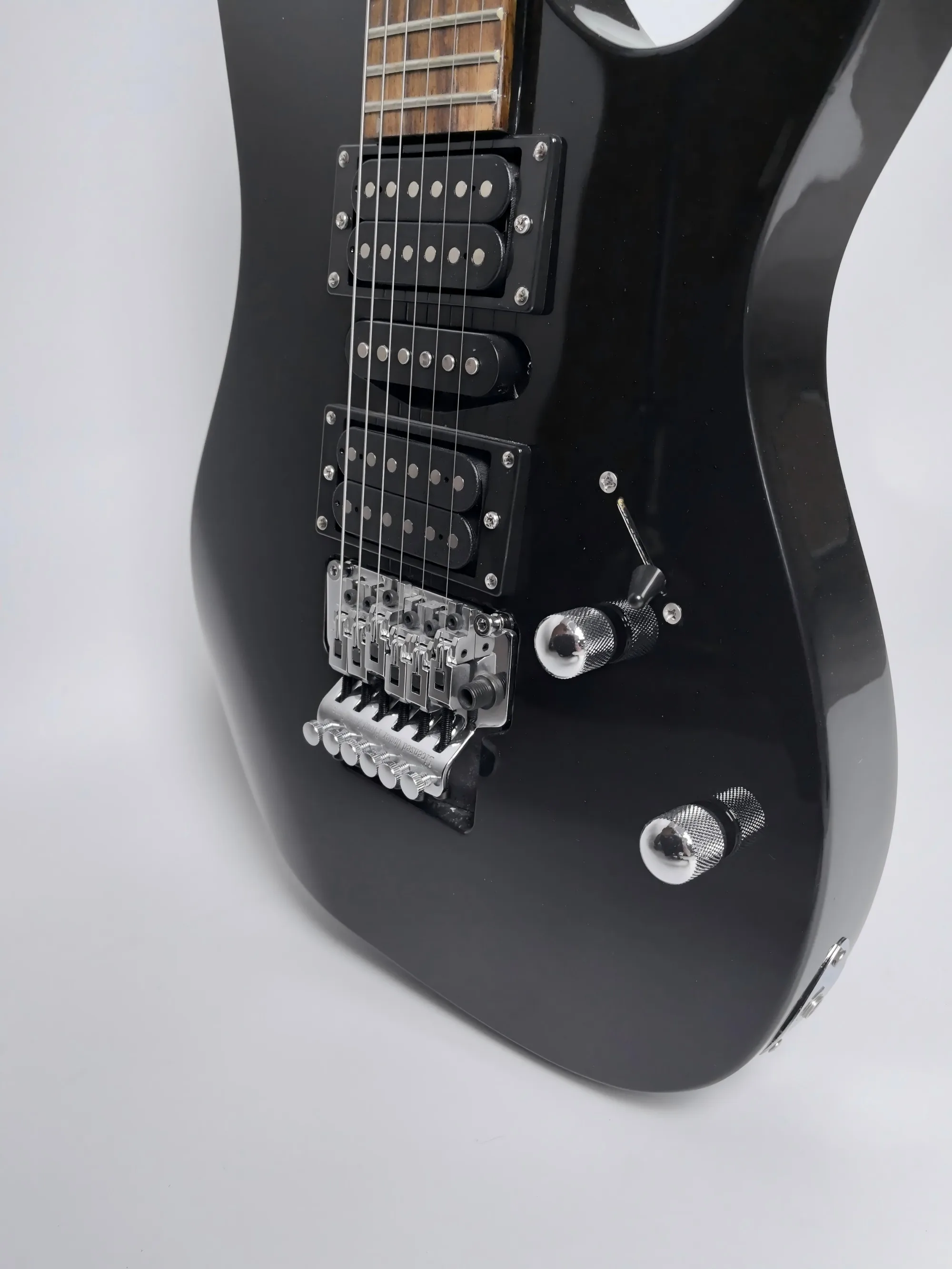 

Factory direct sales, high quality custom 6 string Okoume electric guitar, black, rosewood fingerboard, order can be shipped!